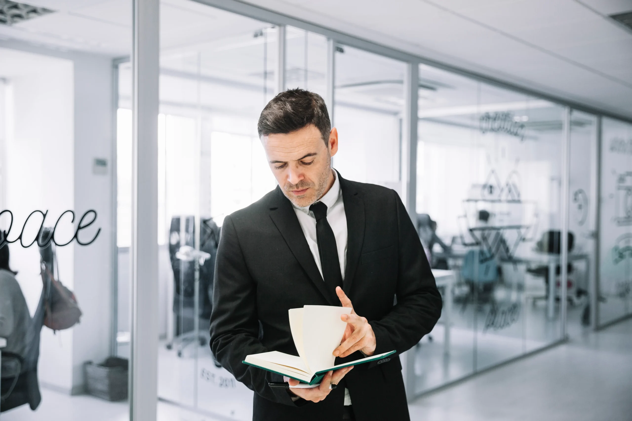 Abogado asesorando a emprendedores y empresarios en temas legales empresariales en Chile